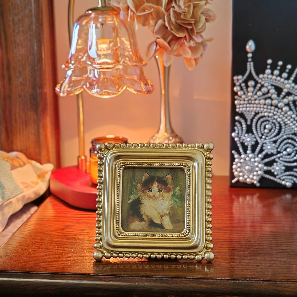SIKOO Vintage Beaded Mini Picture Frame with Cat Artwork