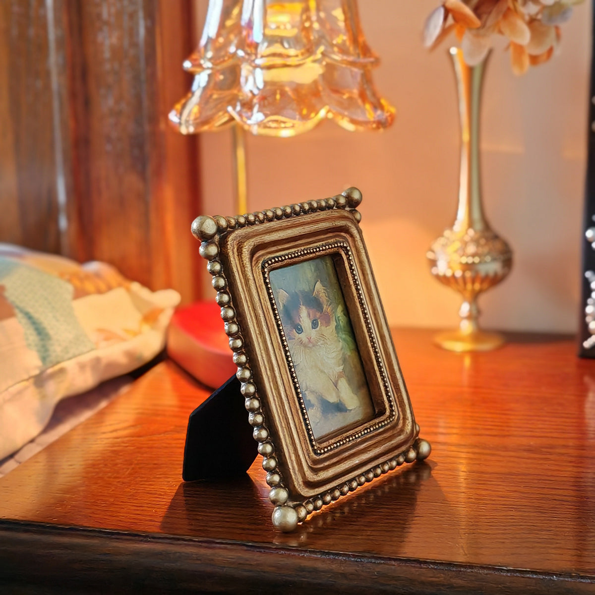 SIKOO Vintage Beaded Mini Picture Frame with Cat Artwork