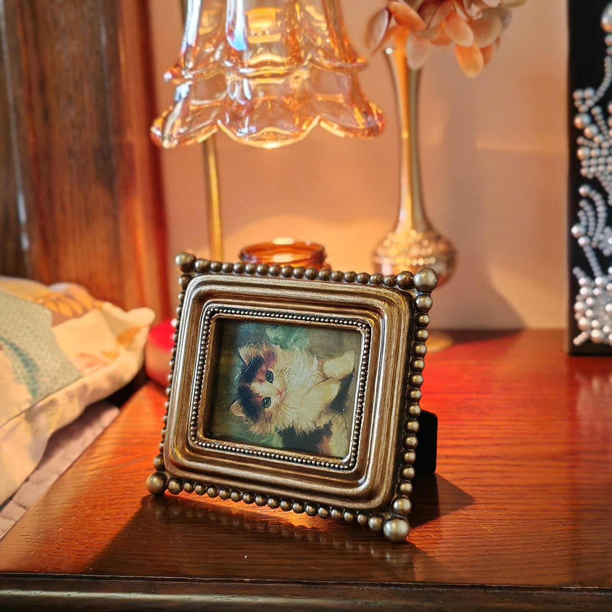 SIKOO Vintage Beaded Mini Picture Frame with Cat Artwork