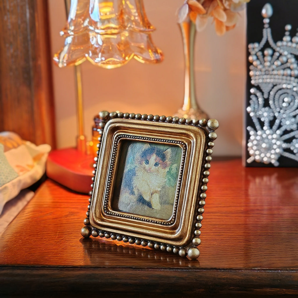SIKOO Vintage Beaded Mini Picture Frame with Cat Artwork